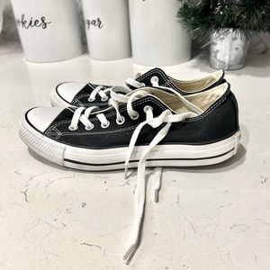 Converse black women’s low tops size 9